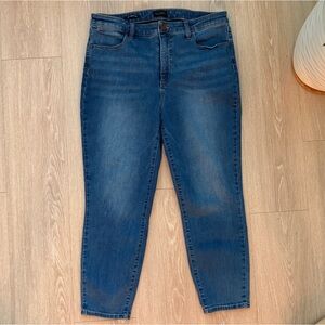 Talbots Medium Wash Blue Jegging Crop
Pants Size 12